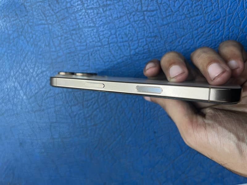 Apple iPhone 16 Pro 2