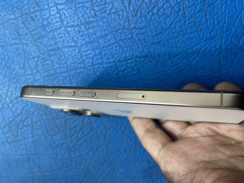 Apple iPhone 16 Pro 4