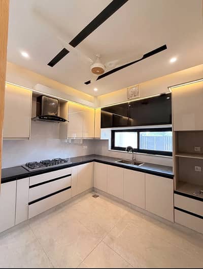 One Bed Apartment On Prime Location In Bahria Town