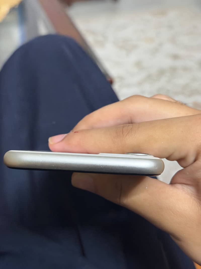 Apple iPhone 11 4