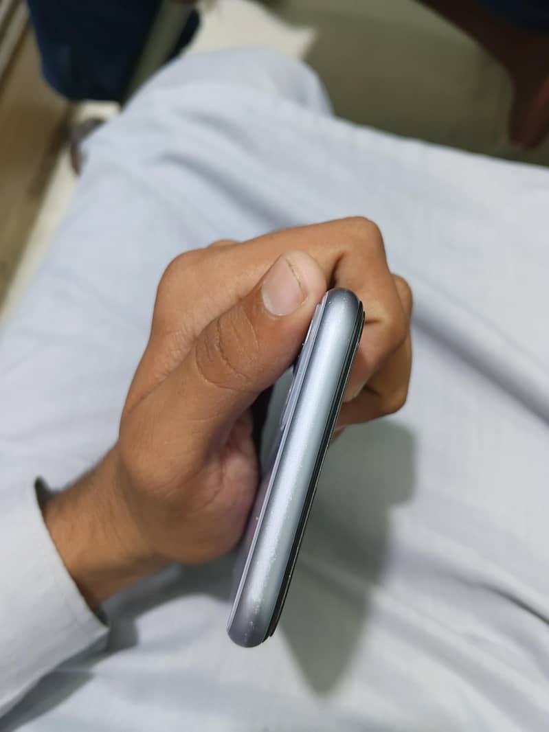 Apple iPhone 11 4