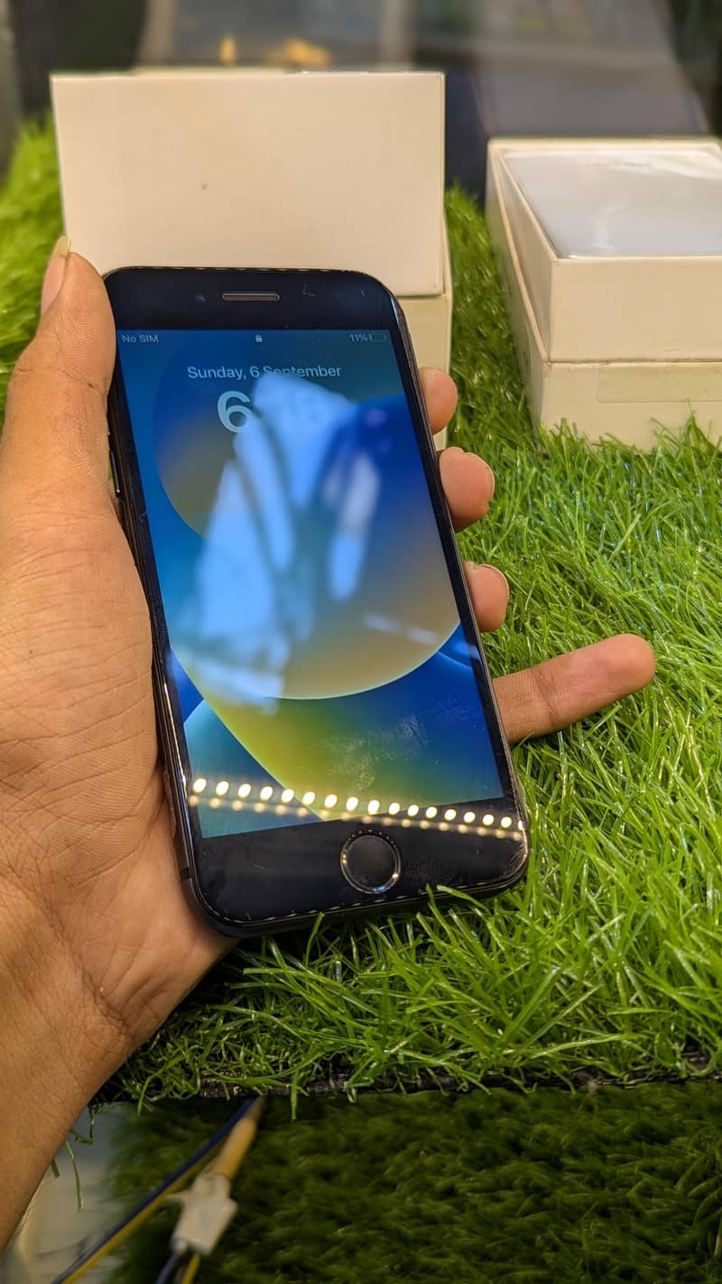 Apple iPhone 8 1