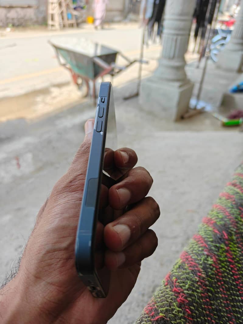 Apple iPhone 14 3