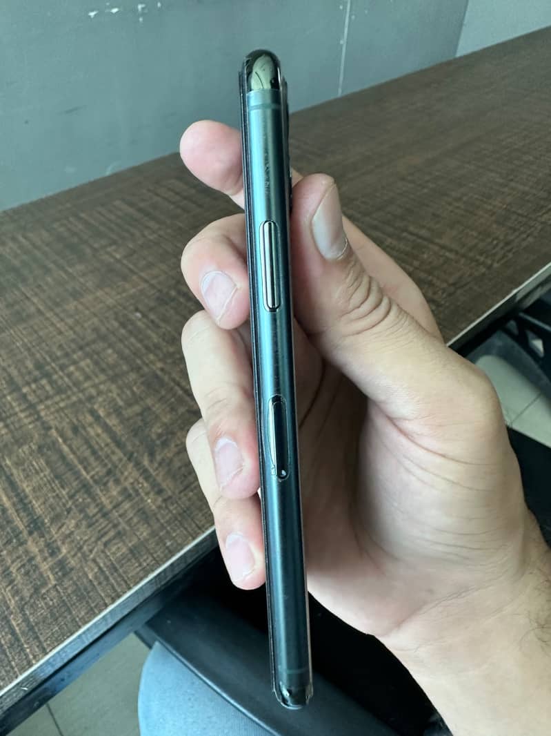 Apple iPhone 11 Pro 4
