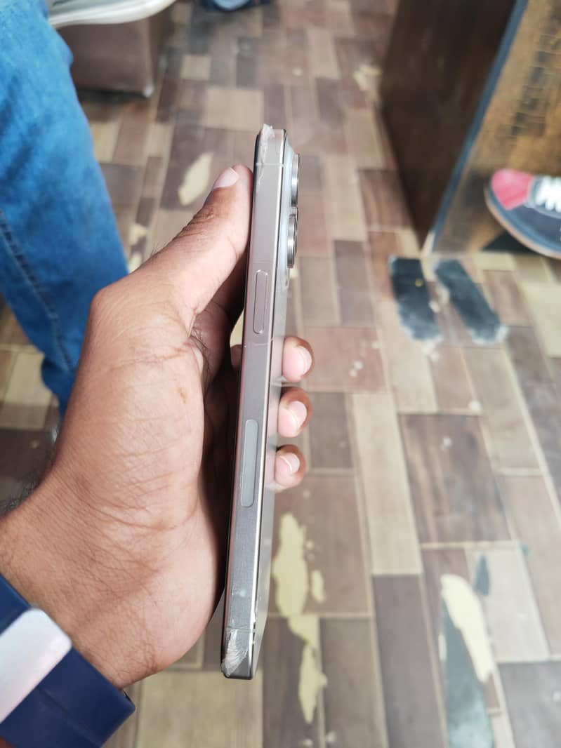 Apple iPhone 15 Pro Max 2
