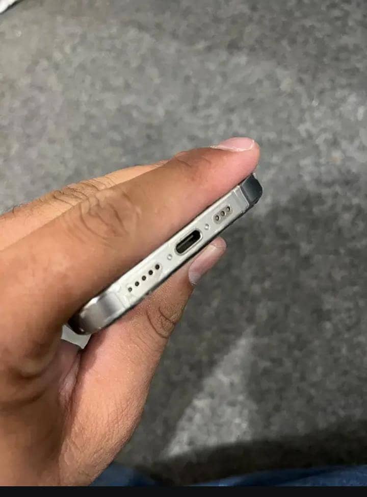 Apple iPhone 15 Pro 4
