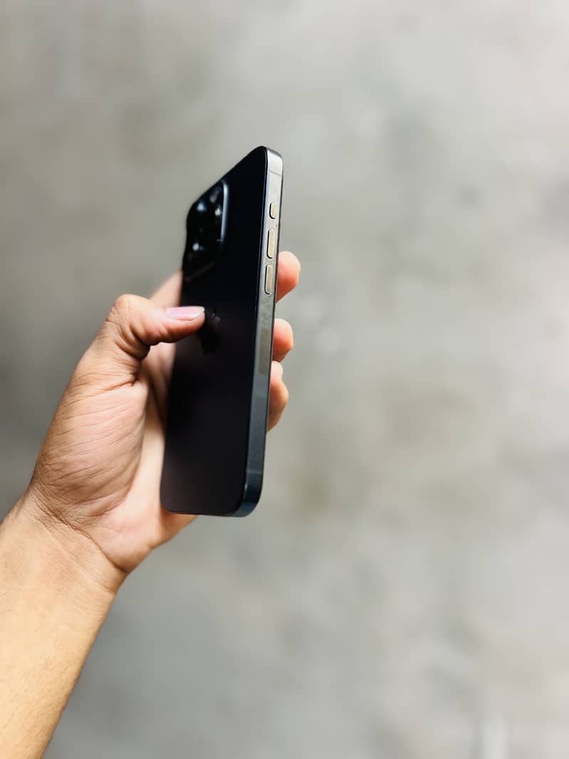Apple iPhone 15 Pro 4