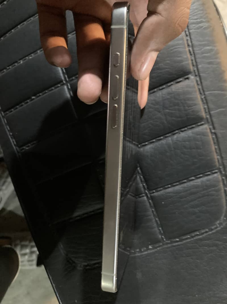 Apple iPhone 15 Pro Max 2