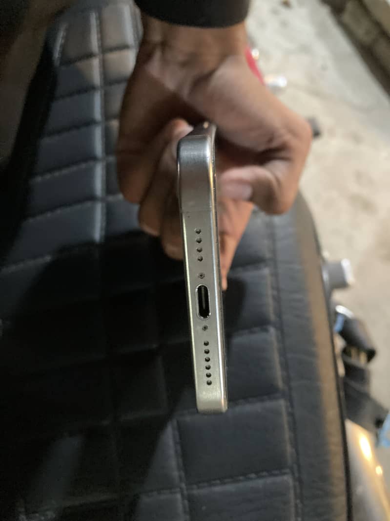 Apple iPhone 15 Pro Max 4