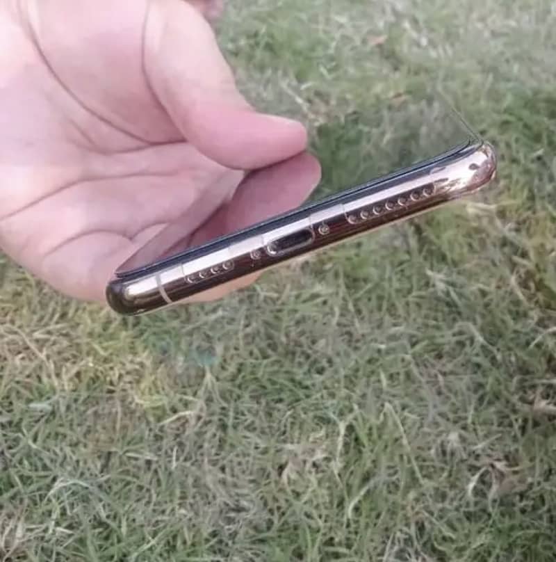 Apple iPhone XS Max 3