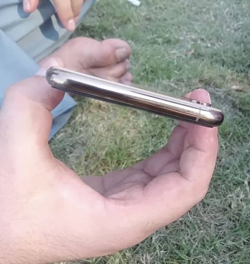 Apple iPhone XS Max 4