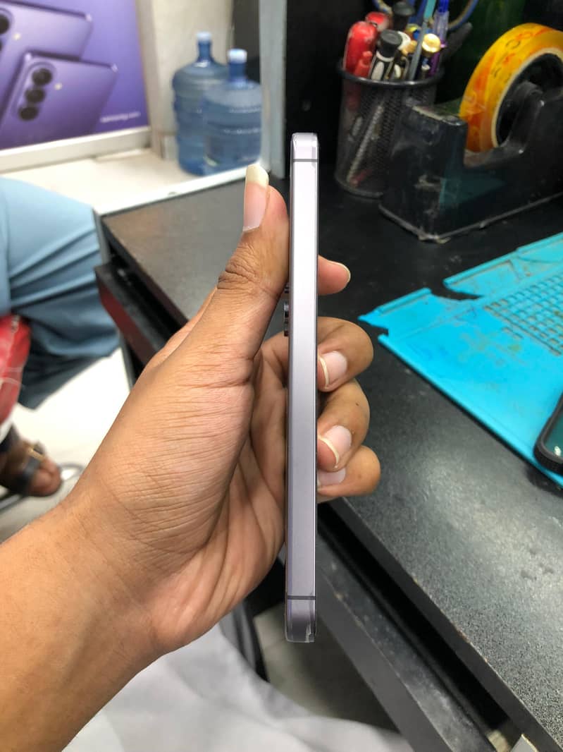 Samsung Mobile S24 4