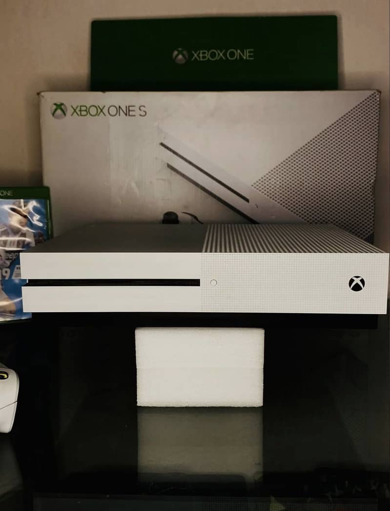 Xbox one s with 2 controller 2