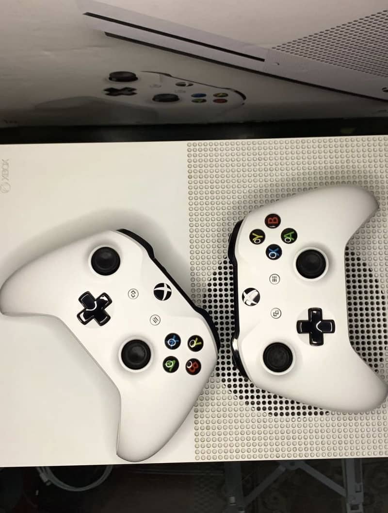 Xbox one s with 2 controller 3
