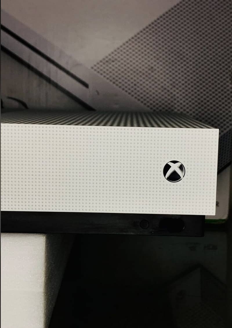 Xbox one s with 2 controller 4