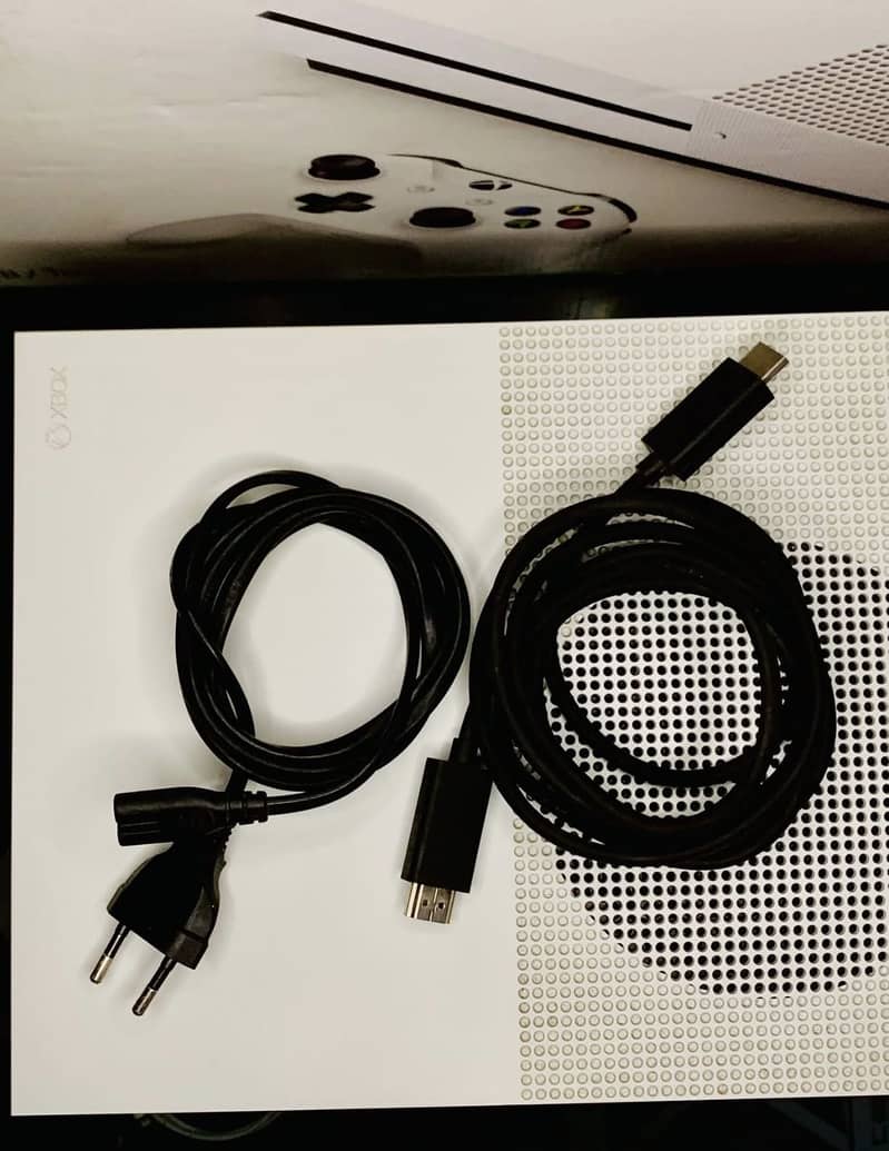 Xbox one s with 2 controller 5