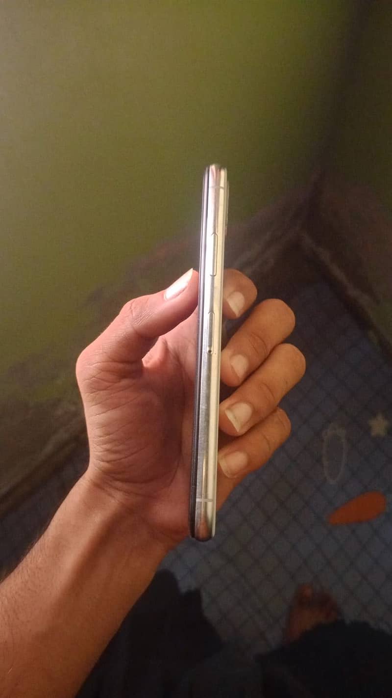 Apple iPhone X 4