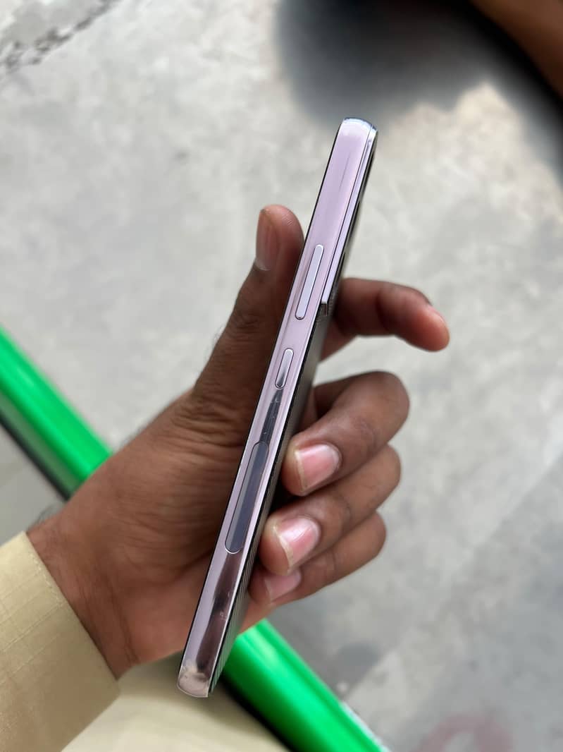 Samsung Mobile S22 3
