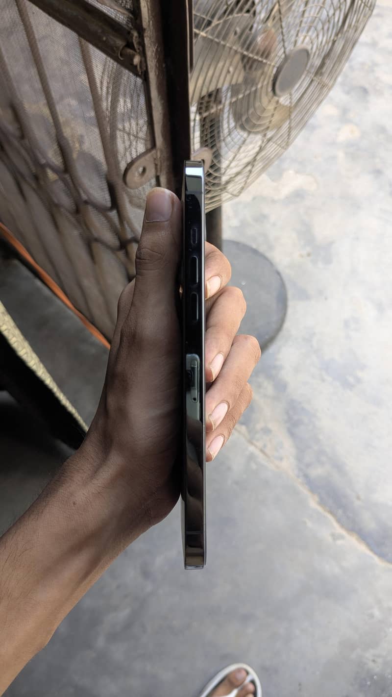 iPhone 12 Pro Max 4