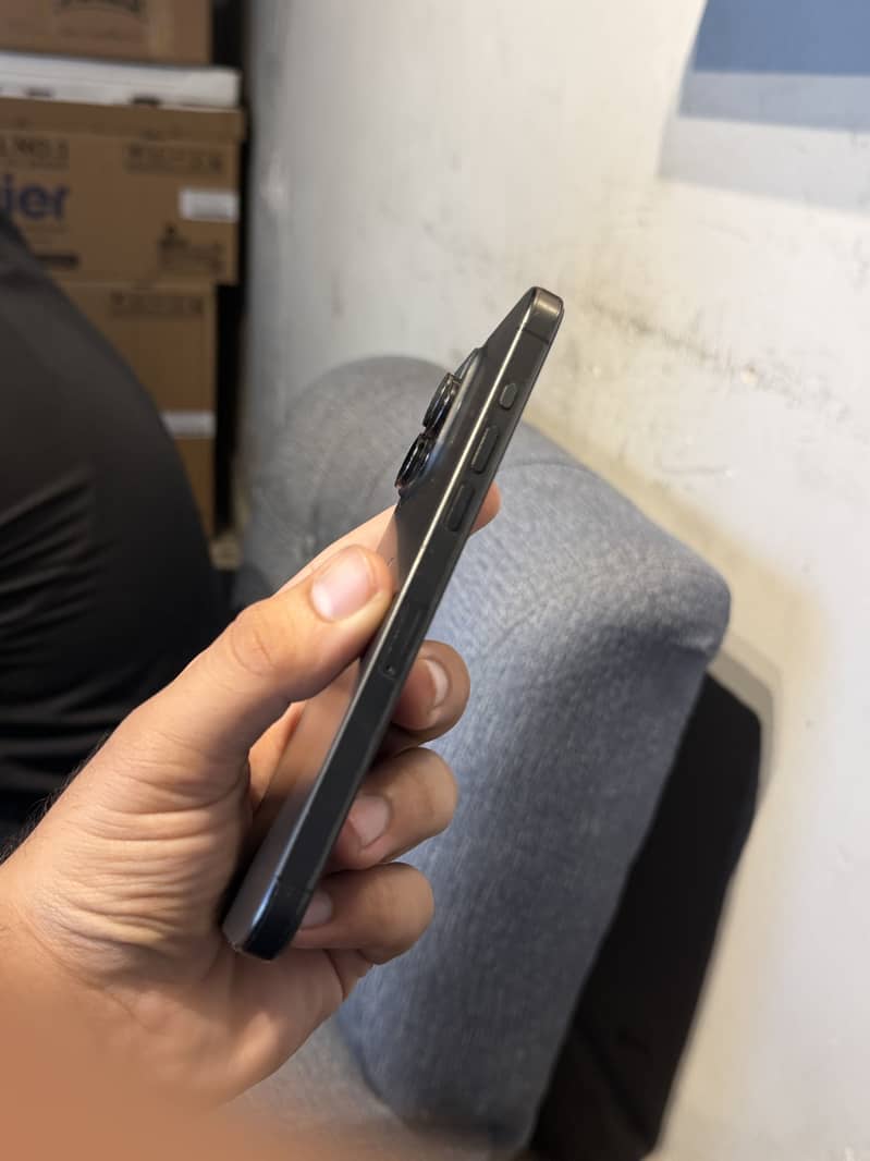 Apple iPhone 15 Pro Max 4