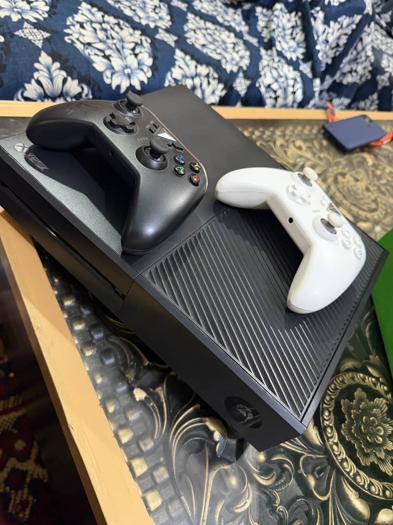 X box One 1 TB 4