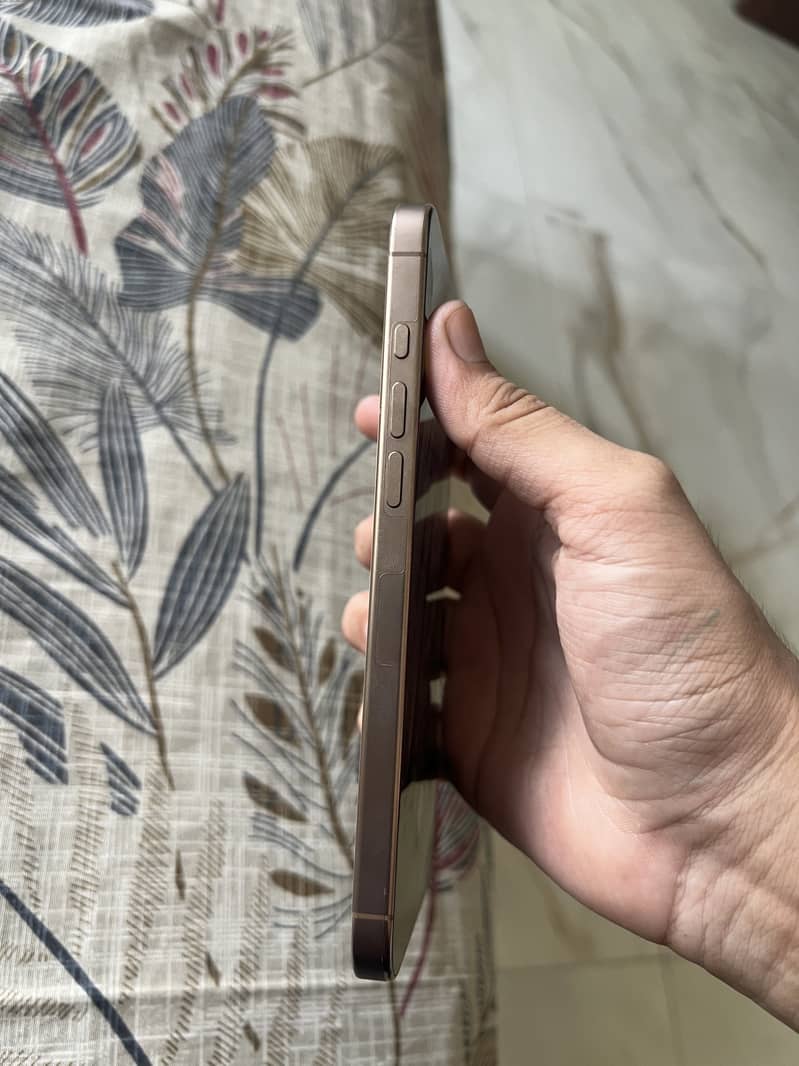 Apple iPhone 16 Pro Max 3