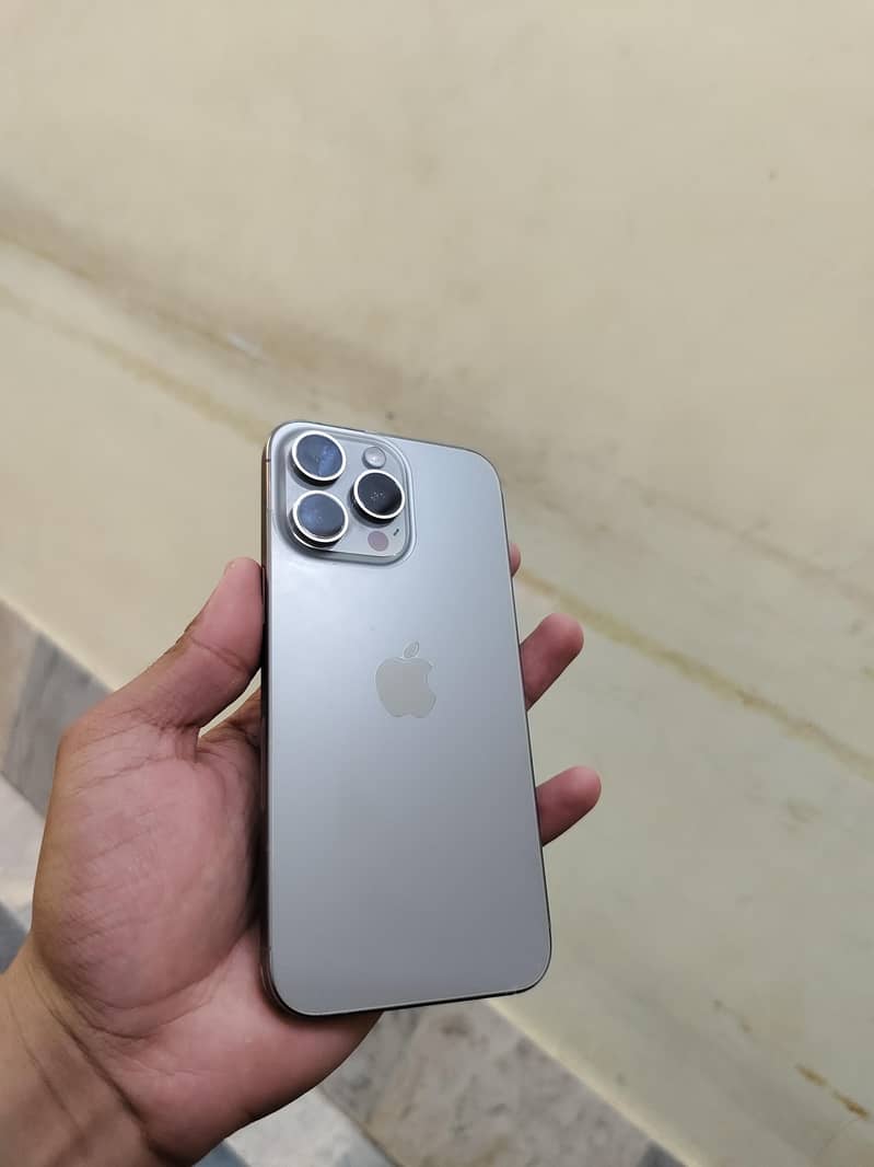 Apple iPhone 15 Pro Max 0