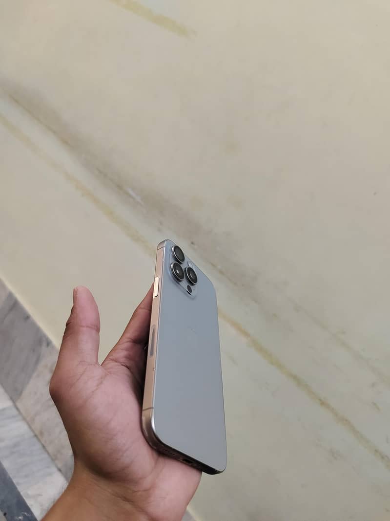 Apple iPhone 15 Pro Max 2