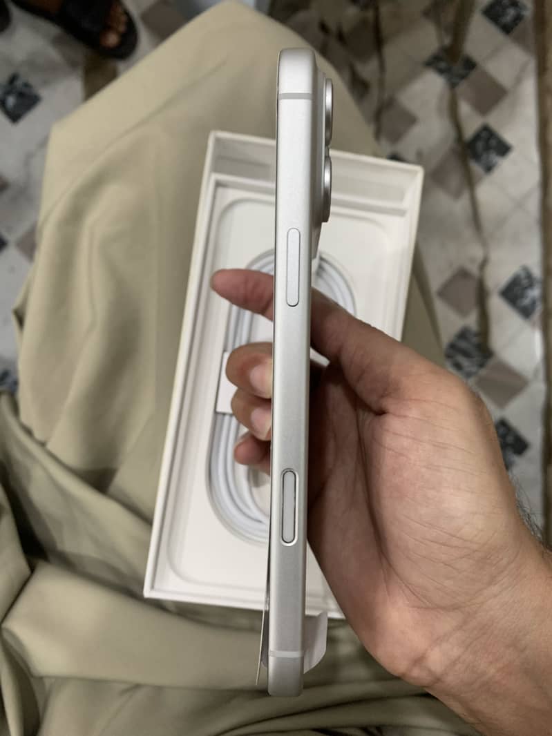 Apple iPhone 17 Pro Max 4