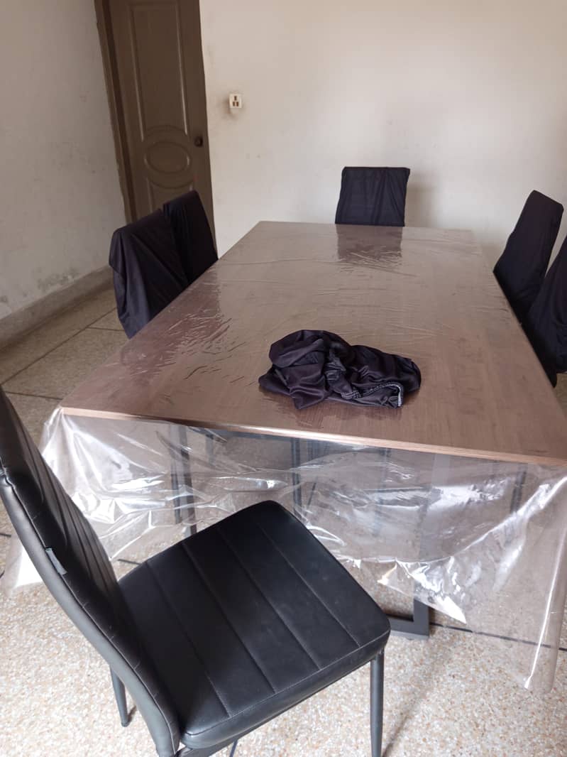 interwood dinning table with covers 4
