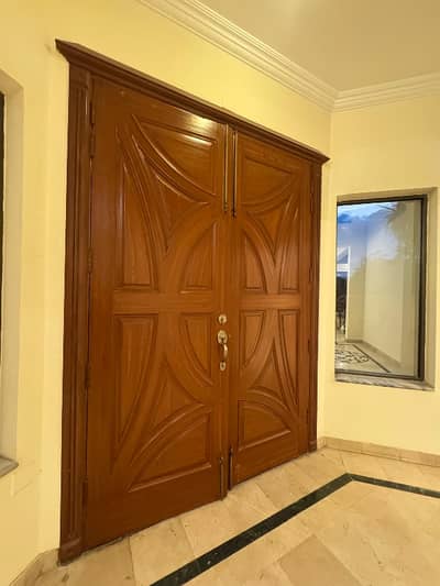 Beautiful Luxury House For Sale In F-10/2 Islamabad 677 Sq. Yard Prime Vip Location Close End Street.