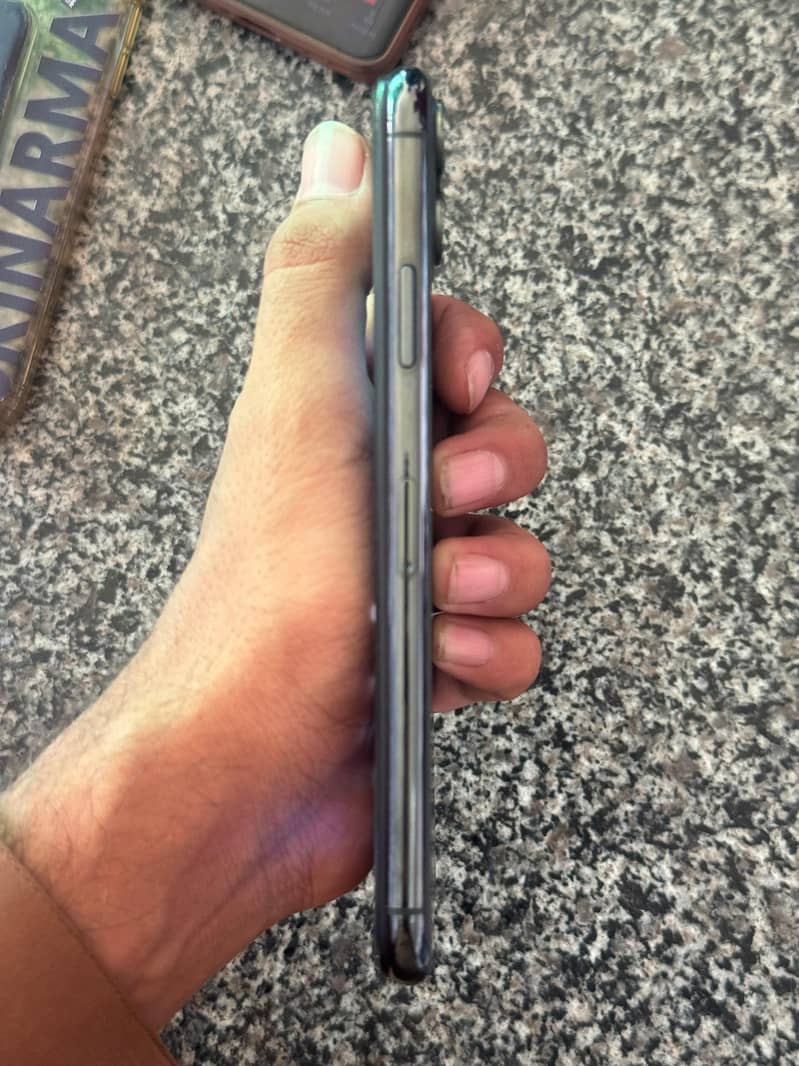 Apple iPhone 11 Pro Max 4