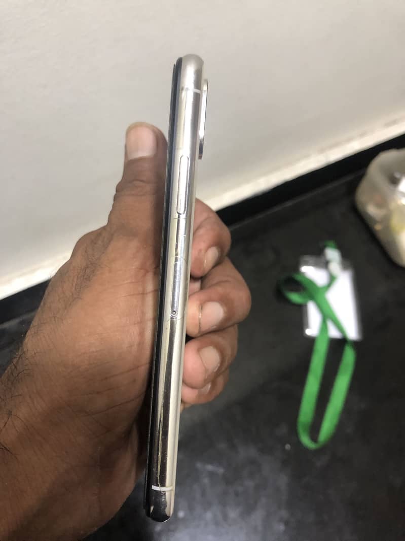 Apple iPhone XS 4