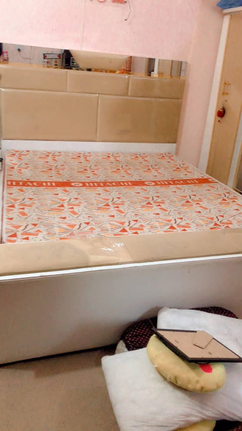 4-piece set without mattress 2