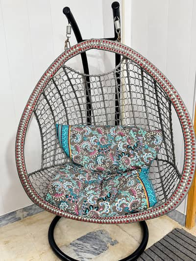 double spring jhoola in excellent condition with cusions