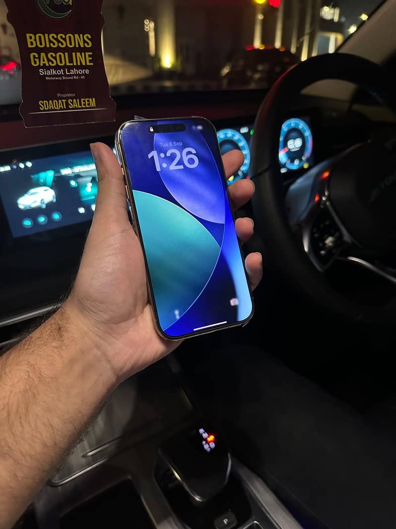 Apple iPhone 16 Pro 1