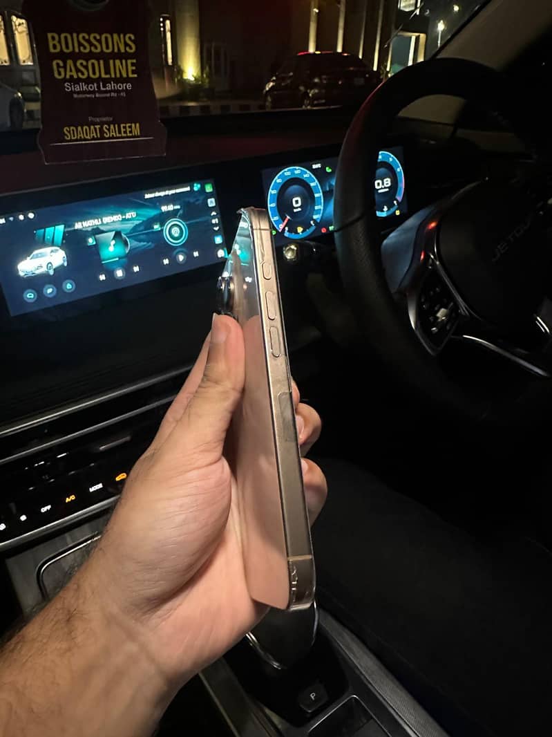 Apple iPhone 16 Pro 3