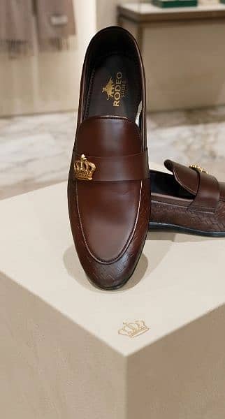 Crown leather shoes