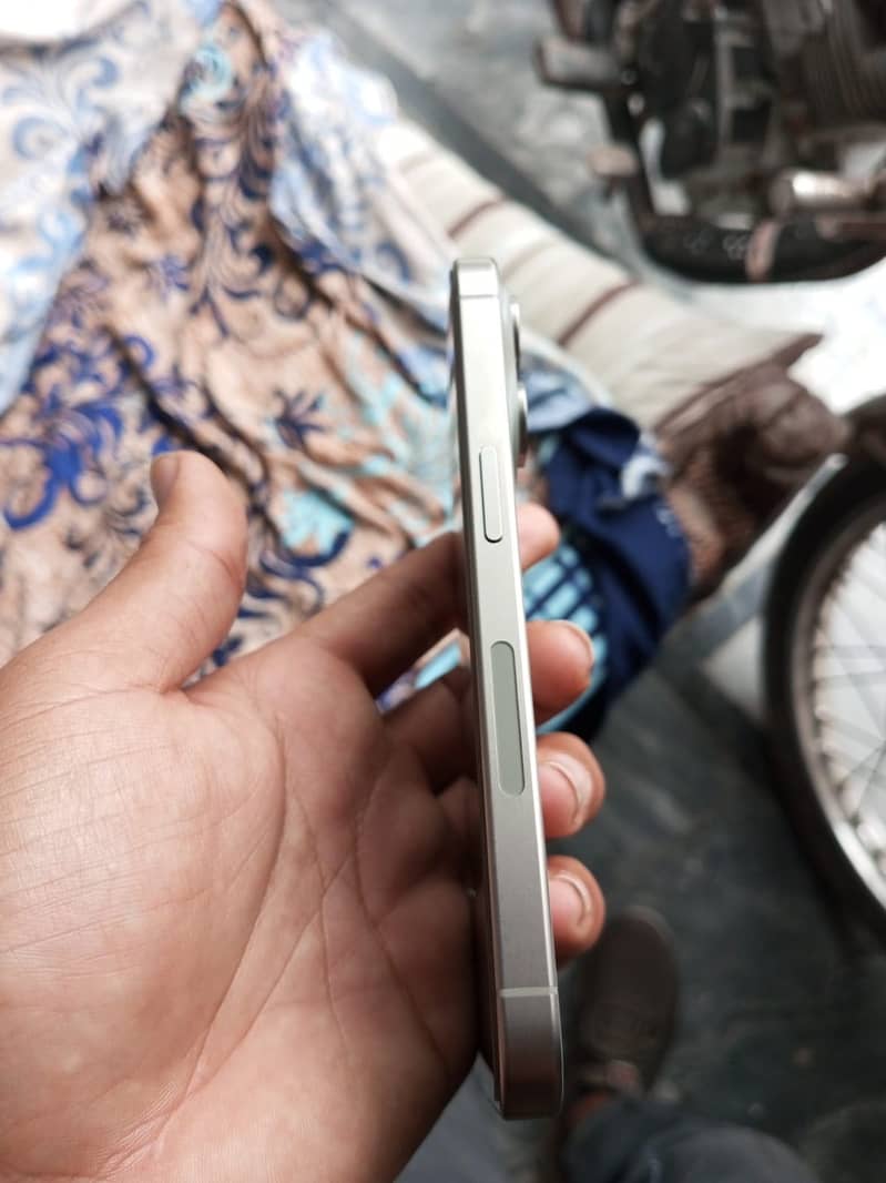 Apple iPhone 15 Pro 3
