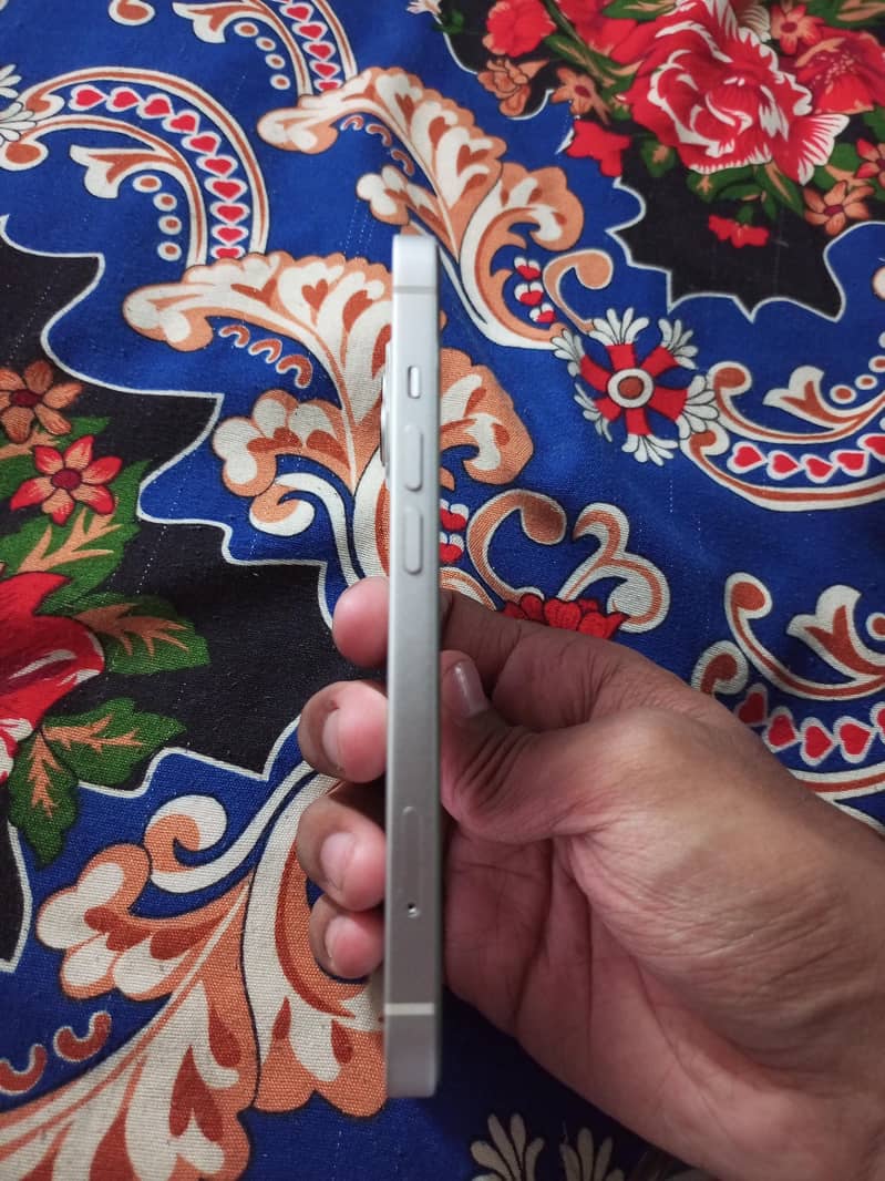 Apple iPhone 13 4