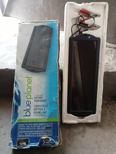 solar panel bahar kah hai yah car ki battery charge karta hai