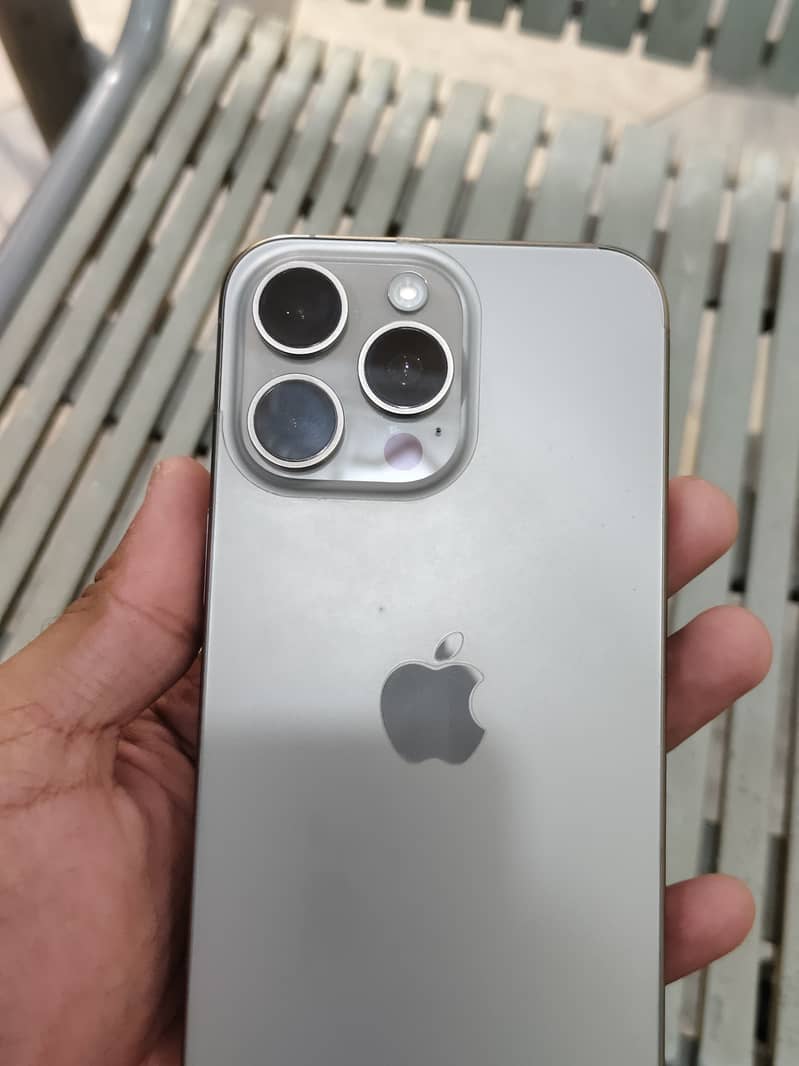iPhone 15 Pro Max 2