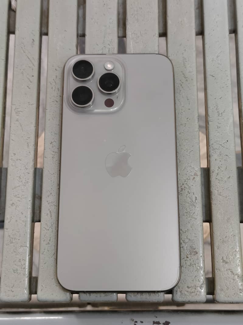 iPhone 15 Pro Max 4
