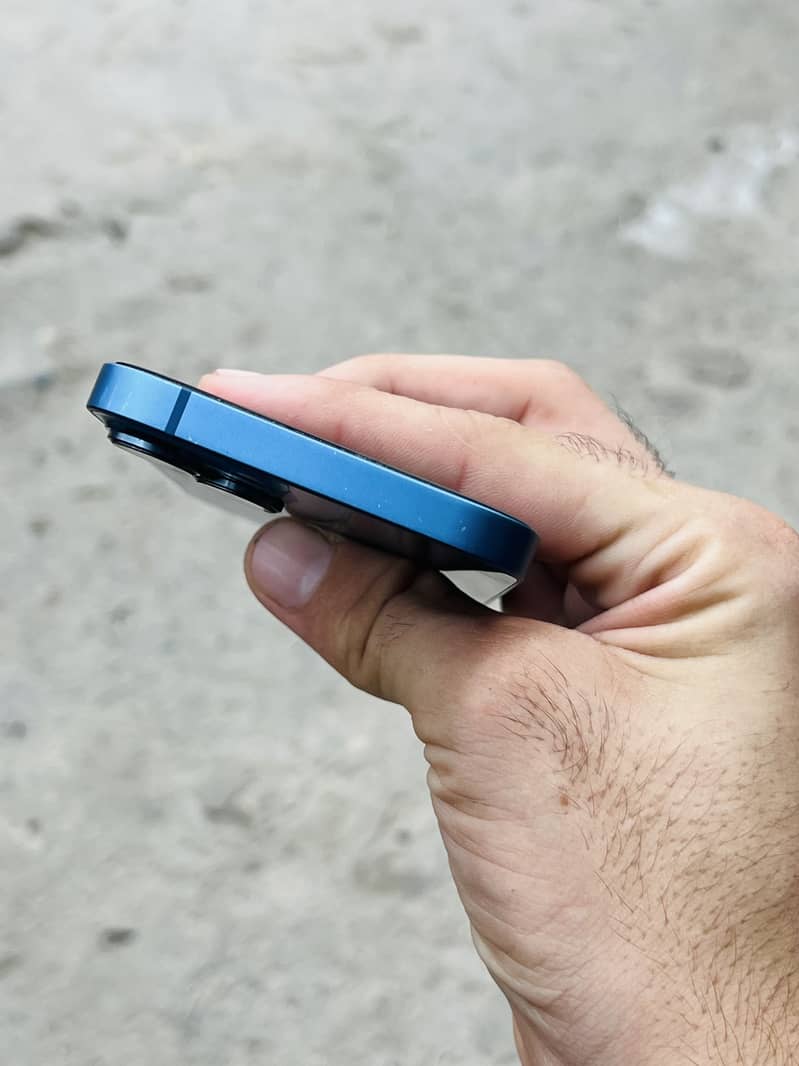 Apple iPhone 13 2