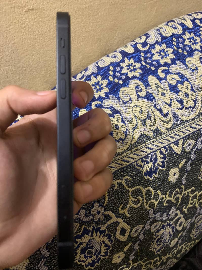 Apple iPhone 12 4
