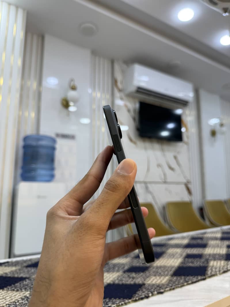 Apple iPhone 16 Pro Max 1