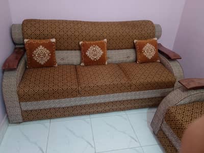 neat and clean good condition sofa set
