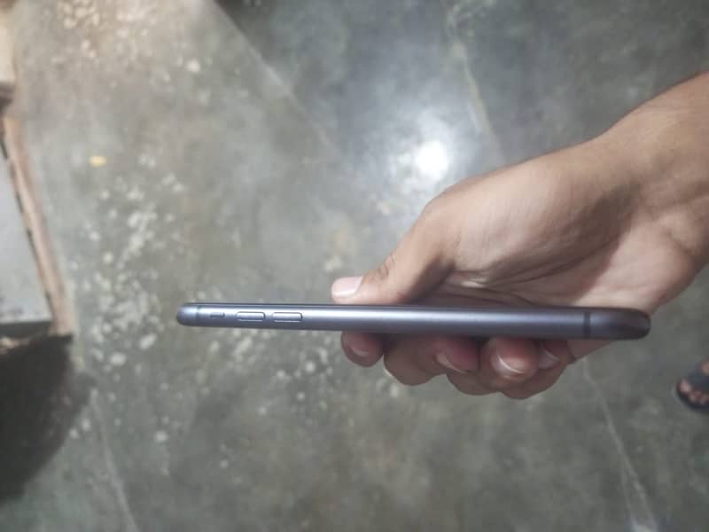 Apple iPhone 11 4