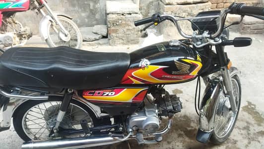 Honda 70 25/26 lush condition hai urgent sale Karni hai