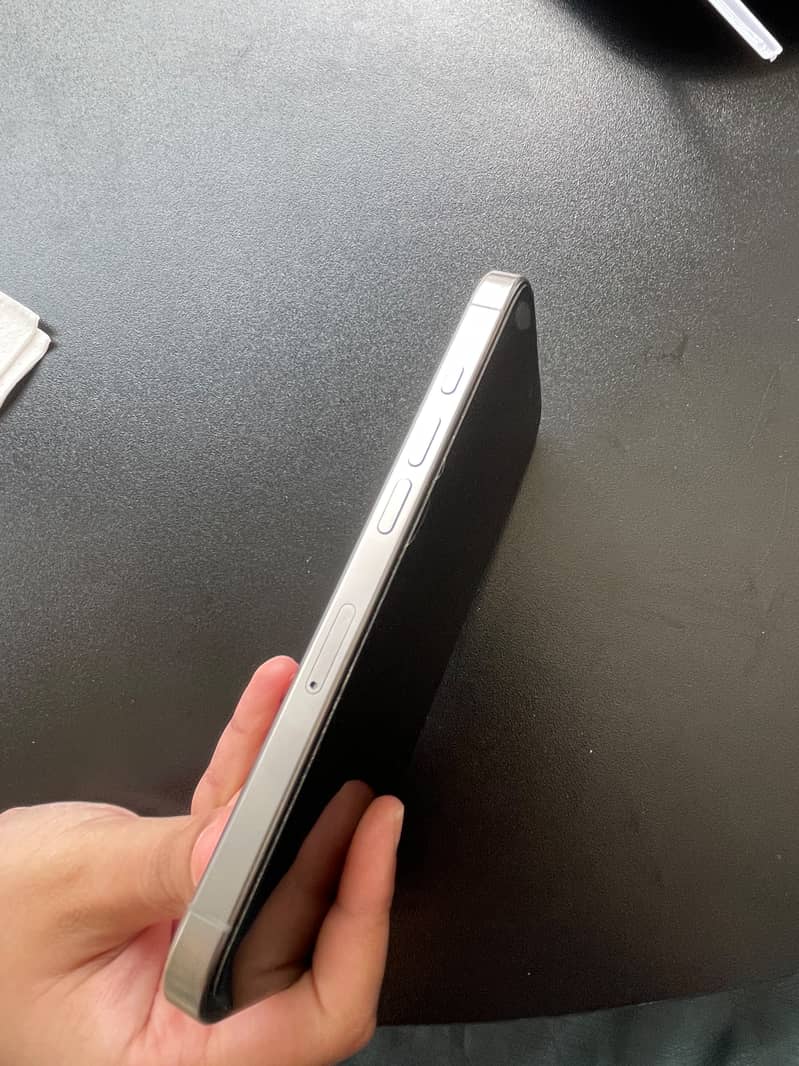 iPhone 16 Pro 4
